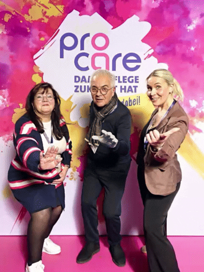 Das Team von Alltagsbegleitung OKAY auf der ProCare 2026 in Hannover